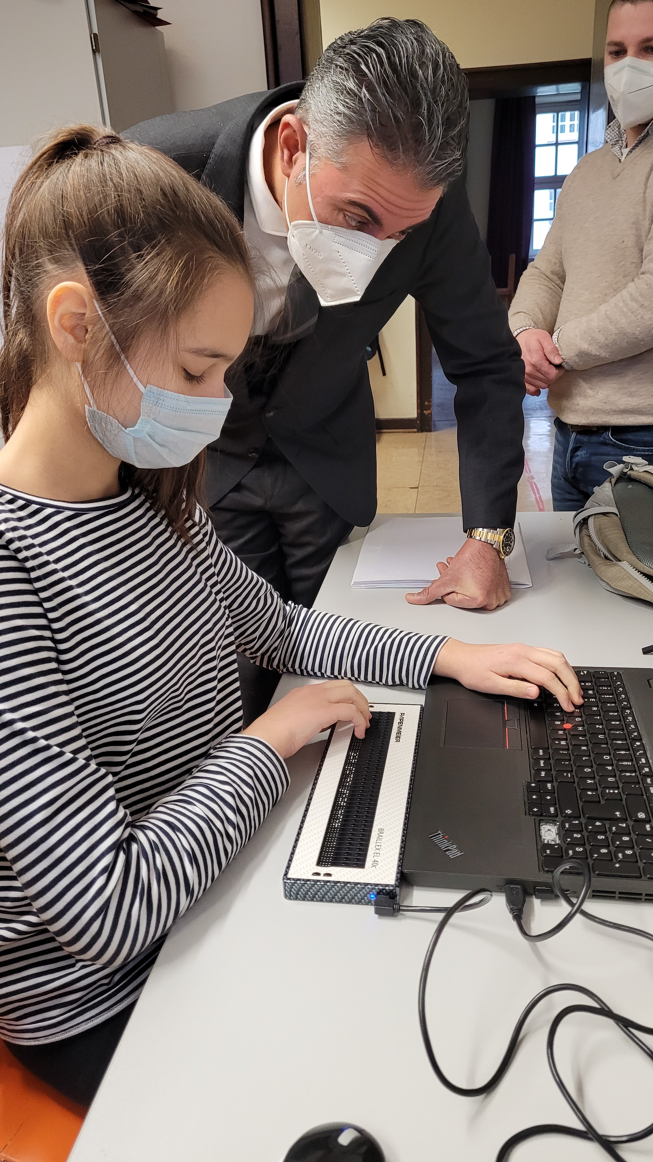 Dr.%20med.%20El-Husseiny%20mit%20einer%20blinden%20Sch%C3%BClerin Dr.%20med.%20El-Husseiny%20mit%20einer%20blinden%20Sch%C3%BClerin